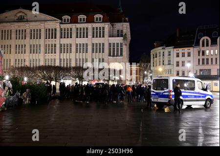 Kundgebung vor dem Hintergrund des brutalen Überfalls auf Lokalpolitiker der Partei die Linken in der Nacht zum Sonnabend an der Schulstraße in Görlitz, auf dem Marienplatz. Görlitz, 23.12.2024. Organisiert von Bürger*innen Görlitz , Görlitz bleibt bunt und Klare Kante Schloß sich die Kundgebung an eine Mahnwache für die Opfer des Anschlags auf dem Magdeburger weihnachtsmarkt an. Mehrere Rechtsextreme haben in Görlitz in der Nacht zu Sonnabend eine Gruppe von Fünf Menschen angegriffen. DAS Sächsische Landeskriminalamts LKA geht von sechs bis acht Tatverdächtigen aus. Drei Personen seien bei de Foto Stock