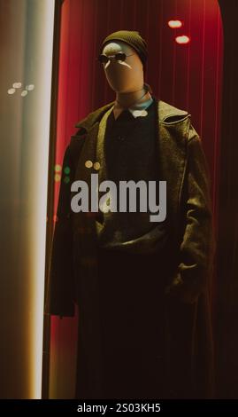 Elegante manichino maschile su una vetrina Foto Stock