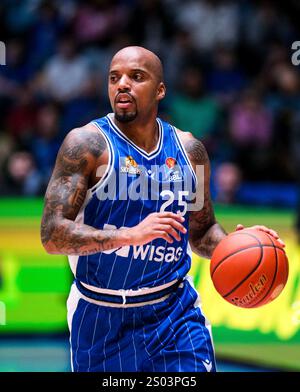 Francoforte sul meno, Germania. 23 dicembre 2024. Jacob Knauf (Skyliners Frankfurt, #25) AM Ball, GER, Skyliners Frankfurt vs. Ratiopharm Ulm, easycredit BBL, Basketball, Bundesliga, 12. Spieltag, Spielzeit 2024/2025, 23.12.2024. Foto: Eibner-Pressefoto/Florian Wiegand credito: dpa/Alamy Live News Foto Stock