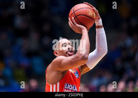 Francoforte sul meno, Germania. 23 dicembre 2024. Karim Jallow (Ratiopharm Ulm, #35) AM Ball, GER, Skyliners Frankfurt vs. Ratiopharm Ulm, easycredit BBL, Basketball, Bundesliga, 12. Spieltag, Spielzeit 2024/2025, 23.12.2024. Foto: Eibner-Pressefoto/Florian Wiegand credito: dpa/Alamy Live News Foto Stock