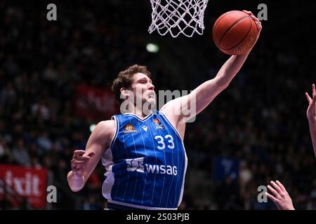 Francoforte sul meno, Germania. 23 dicembre 2024. Patrick Heckmann (Skyliners Frankfurt, #33) AM Ball, GER, Skyliners Frankfurt vs. Ratiopharm Ulm, easycredit BBL, Basketball, Bundesliga, 12. Spieltag, Spielzeit 2024/2025, 23.12.2024. Foto: Eibner-Pressefoto/Florian Wiegand credito: dpa/Alamy Live News Foto Stock