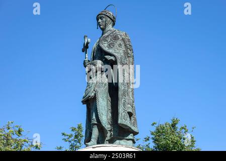 PSKOV, RUSSIA - 11 GIUGNO 2024: Monumento alla principessa Olga e al principe Vladimir. Pskov Foto Stock