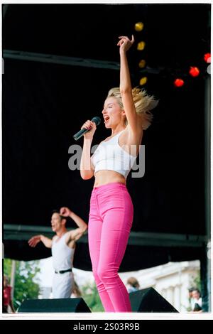 DANNII MINOGUE, CONCERTO, 1995: Un giovane Dannii Minogue che si esibisce al Cardiff Big Weekend Festival on Museum Lawns a Cardiff, Galles, il 12 agosto 1995. Fotografia: ROB WATKINS. INFO: Dannii Minogue è una cantante, attrice e personalità televisiva australiana, nota per i suoi successi pop e la sua carriera dinamica. Sorella minore di Kylie Minogue, ha guadagnato fama con canzoni come "i BEGIN to Wonder" e come giudice di X Factor. Foto Stock