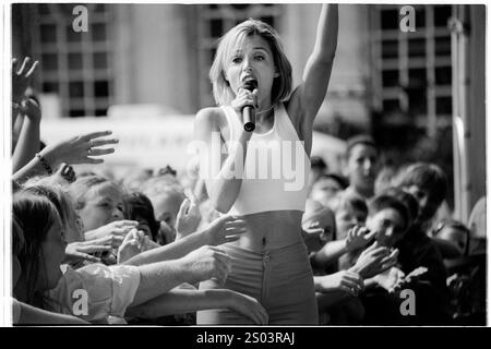 DANNII MINOGUE, CONCERTO, 1995: Un giovane Dannii Minogue che si esibisce al Cardiff Big Weekend Festival incontra le orde di tifosi adolescenti sul Museum Lawn a Cardiff, Galles, il 12 agosto 1995. Fotografia: ROB WATKINS. INFO: Dannii Minogue è una cantante, attrice e personalità televisiva australiana, nota per i suoi successi pop e la sua carriera dinamica. Sorella minore di Kylie Minogue, ha guadagnato fama con canzoni come "i BEGIN to Wonder" e come giudice di X Factor. Foto Stock