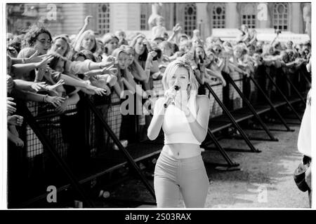 DANNII MINOGUE, CONCERTO, 1995: Un giovane Dannii Minogue che si esibisce al Cardiff Big Weekend Festival incontra le orde di tifosi adolescenti sul Museum Lawn a Cardiff, Galles, il 12 agosto 1995. Fotografia: ROB WATKINS. INFO: Dannii Minogue è una cantante, attrice e personalità televisiva australiana, nota per i suoi successi pop e la sua carriera dinamica. Sorella minore di Kylie Minogue, ha guadagnato fama con canzoni come "i BEGIN to Wonder" e come giudice di X Factor. Foto Stock