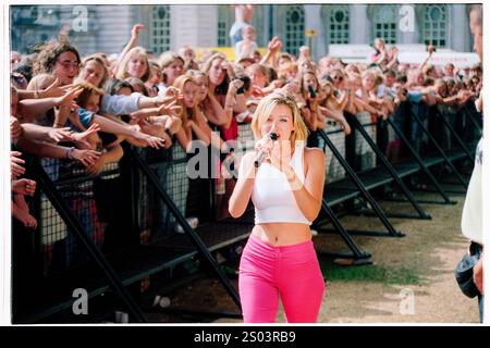 DANNII MINOGUE, CONCERTO, 1995: Un giovane Dannii Minogue che si esibisce al Cardiff Big Weekend Festival incontra le orde di tifosi adolescenti sul Museum Lawn a Cardiff, Galles, il 12 agosto 1995. Fotografia: ROB WATKINS. INFO: Dannii Minogue è una cantante, attrice e personalità televisiva australiana, nota per i suoi successi pop e la sua carriera dinamica. Sorella minore di Kylie Minogue, ha guadagnato fama con canzoni come "i BEGIN to Wonder" e come giudice di X Factor. Foto Stock