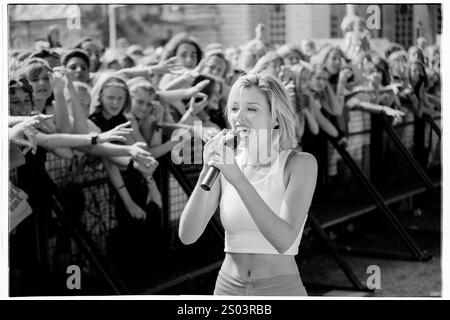 DANNII MINOGUE, CONCERTO, 1995: Un giovane Dannii Minogue che si esibisce al Cardiff Big Weekend Festival incontra le orde di tifosi adolescenti sul Museum Lawn a Cardiff, Galles, il 12 agosto 1995. Fotografia: ROB WATKINS. INFO: Dannii Minogue è una cantante, attrice e personalità televisiva australiana, nota per i suoi successi pop e la sua carriera dinamica. Sorella minore di Kylie Minogue, ha guadagnato fama con canzoni come "i BEGIN to Wonder" e come giudice di X Factor. Foto Stock