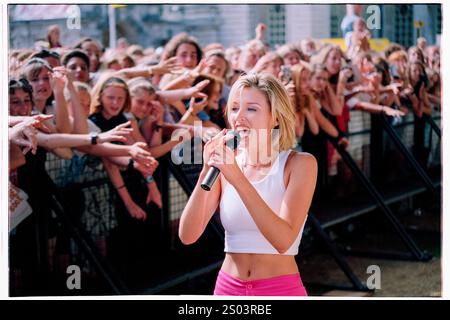 DANNII MINOGUE, CONCERTO, 1995: Un giovane Dannii Minogue che si esibisce al Cardiff Big Weekend Festival incontra le orde di tifosi adolescenti sul Museum Lawn a Cardiff, Galles, il 12 agosto 1995. Fotografia: ROB WATKINS. INFO: Dannii Minogue è una cantante, attrice e personalità televisiva australiana, nota per i suoi successi pop e la sua carriera dinamica. Sorella minore di Kylie Minogue, ha guadagnato fama con canzoni come "i BEGIN to Wonder" e come giudice di X Factor. Foto Stock