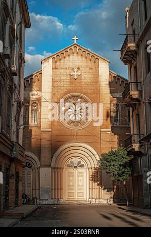 La Chiesa patriarcale cattolica romana di Alessandria, in Egitto, mostra la sua grande facciata illuminata dalla luce dorata del sole. Foto Stock