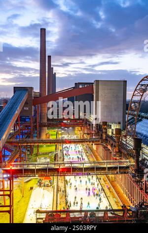 Die Eisbahn auf der Kokerei Zollverein, UNESCO Welterbe Zeche Zollverein, 150 Meter lang, in der Kulisse der größte, ehemals Koksöfen Kokerei der Welt, Essen, NRW, Deutschland, Eisbahn Zollverein *** 150 Foto Stock