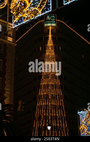 MALAGA, SPAGNA - 21 DICEMBRE 2024: Il centro della città risplende di incantevoli decorazioni natalizie, creando un paese delle meraviglie festose a Malaga, Spagna Foto Stock