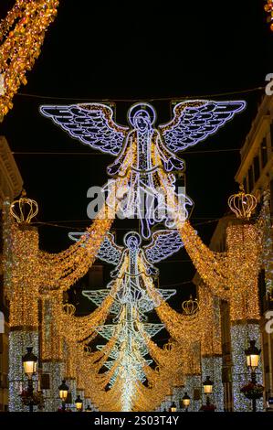 MALAGA, SPAGNA - 21 DICEMBRE 2024: Il centro della città risplende di incantevoli decorazioni natalizie, creando un paese delle meraviglie festose a Malaga, Spagna Foto Stock