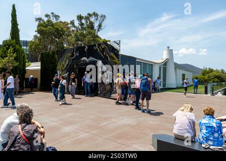 MONA, museo di arte nuova e Vecchia, Hobart Tasmania, visitatore fuori dall'ingresso principale, Australia Foto Stock