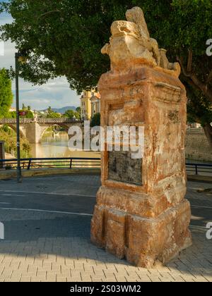 Il Leone di Malecón è una replica in arenaria che ha sostituito la scultura originale che ora si trova nel Museo della città. La struttura originale è stata smantellata Foto Stock