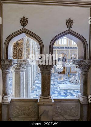 La Darbar Hall del Palazzo Chowmahalla a Hyderabad, in India, era la residenza reale dei Nizam, mescolando stili indiani, persiani ed europei. Foto Stock