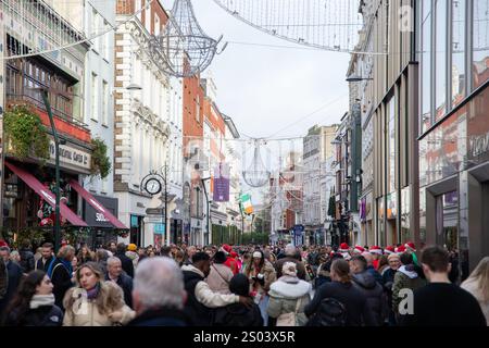 Dublino, Irlanda. 24 dicembre 2024. Scene piene di scene su Grafton Street mentre migliaia di persone affluiscono a Dublino per le preperazioni dell'ultimo minuto della vigilia di Natale crediti: Liam Murphy/Alamy Live News Foto Stock