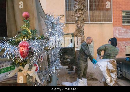 Valencia, Spagna. 24 dicembre 2024. La vigilia di Natale, i soldati dell'esercito spagnolo continuano a rimuovere il fango dalle inondazioni di Valencia causate dal Dana, quasi due mesi dopo. Distribuiscono anche bonus di Natale a Paiporta. Crediti: Salva Garrigues/Alamy Live News Foto Stock