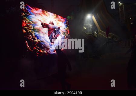 Guwahati, Guwahati, India. 24 dicembre 2024. Un uomo spray schiuma in un campus della chiesa alla vigilia della festa di Natale a Guwahati India martedì 24 dicembre 2024 (Credit Image: © Dasarath Deka/ZUMA Press Wire) SOLO USO EDITORIALE! Non per USO commerciale! Foto Stock