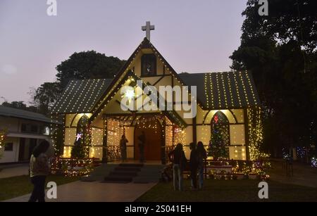 Guwahati, Guwahati, India. 24 dicembre 2024. Una chiesa si illumina alla vigilia della festa di Natale a Guwahati India martedì 24 dicembre 2024 (Credit Image: © Dasarath Deka/ZUMA Press Wire) SOLO USO EDITORIALE! Non per USO commerciale! Foto Stock