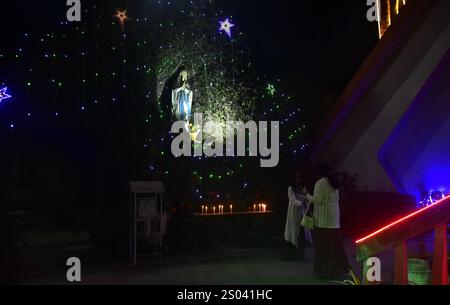 Guwahati, Guwahati, India. 24 dicembre 2024. Una chiesa si illumina alla vigilia della festa di Natale a Guwahati India martedì 24 dicembre 2024 (Credit Image: © Dasarath Deka/ZUMA Press Wire) SOLO USO EDITORIALE! Non per USO commerciale! Foto Stock