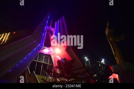 Guwahati, Guwahati, India. 24 dicembre 2024. Una chiesa si illumina alla vigilia della festa di Natale a Guwahati India martedì 24 dicembre 2024 (Credit Image: © Dasarath Deka/ZUMA Press Wire) SOLO USO EDITORIALE! Non per USO commerciale! Foto Stock