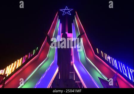 Guwahati, Guwahati, India. 24 dicembre 2024. Una chiesa si illumina alla vigilia della festa di Natale a Guwahati India martedì 24 dicembre 2024 (Credit Image: © Dasarath Deka/ZUMA Press Wire) SOLO USO EDITORIALE! Non per USO commerciale! Foto Stock