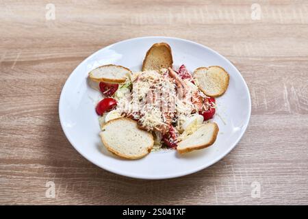 Insalata Caesar tradizionale con lattuga romaina, pancetta, crostini, parmigiano e pomodori ciliegini. Foto Stock