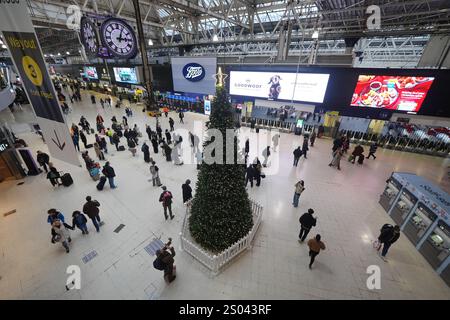 Waterloo Station di Londra, mentre le persone si dirigono verso le loro destinazioni per il periodo natalizio. Data foto: Martedì 24 dicembre 2024. Foto Stock