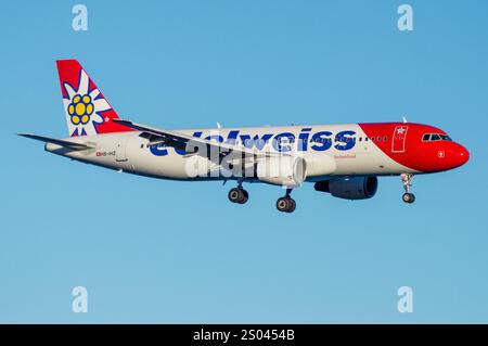 Avión de Línea Airbus A320 de la aerolínea Edelweiss Air aterrizando en el aeropuerto de Gran Canaria, Gando. Foto Stock