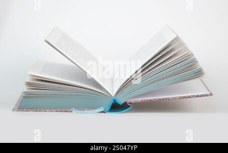 apri libro chiudi con segnalibro. Foto di alta qualità Foto Stock