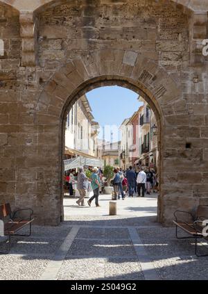 Vista attraverso porta Principal, Alcudia, Maiorca, Isole Baleari, Spagna, Europa Foto Stock