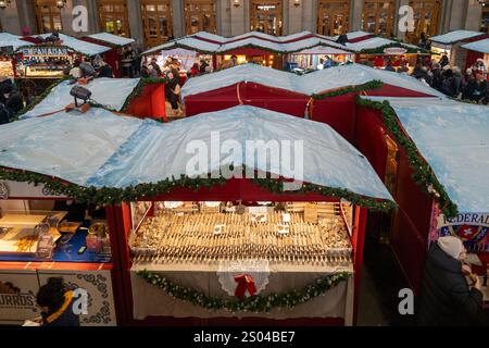 Zurigo, Svizzera - 8 dicembre 2024: Veduta aerea dall'alto verso il basso del mercatino di Natale nella stazione ferroviaria, con vista su stand e bancarelle Foto Stock