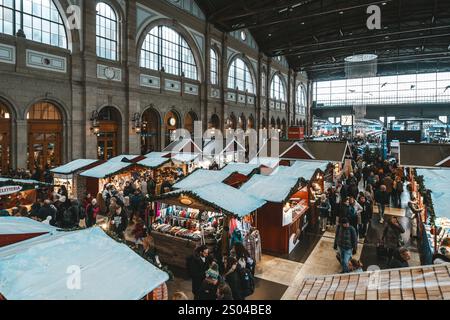 Zurigo, Svizzera - 8 dicembre 2024: Veduta aerea dall'alto verso il basso del mercatino di Natale nella stazione ferroviaria, con vista su stand e bancarelle Foto Stock