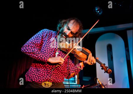 Warren Ellis si esibisce con il suo gruppo di alternative rock Dirty Three al Glee Club, Birmingham, 20 novembre 2012. Foto Stock