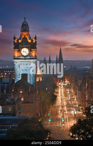 Vista dello skyline di Edimburgo e di Princes Street di notte, Edimburgo, Scozia Foto Stock