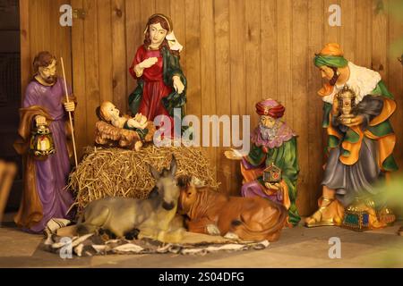 Gernrode, Germania. 24 dicembre 2024. Un presepe decora la chiesa collegiale di San Ciriaco a Gernrode. La vigilia di Natale, le chiese erano ben frequentate in molti luoghi. La chiesa di Gernrode è anche sede di quella che è nota per essere la più antica replica tedesca del Santo Sepolcro di Gerusalemme. Crediti: Matthias Bein/dpa/Alamy Live News Foto Stock