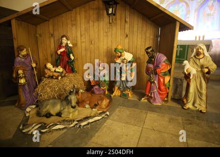 Gernrode, Germania. 24 dicembre 2024. Un presepe decora la chiesa collegiale di San Ciriaco a Gernrode. La vigilia di Natale, le chiese erano ben frequentate in molti luoghi. La chiesa di Gernrode è anche sede di quella che è nota per essere la più antica replica tedesca del Santo Sepolcro di Gerusalemme. Crediti: Matthias Bein/dpa/Alamy Live News Foto Stock