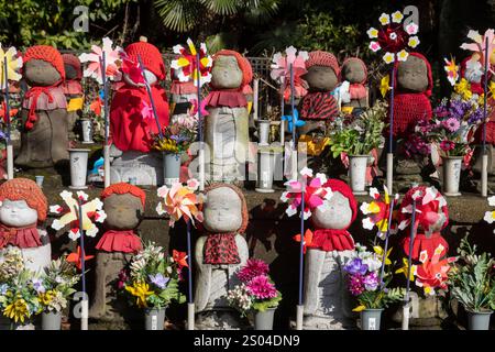 Jizo è conosciuta come la divinità custode dei bambini nella cultura giapponese. Foto Stock