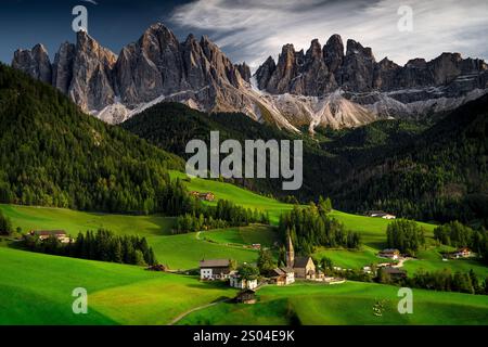 Santa maddalena, val di funes. Vista sul gruppo delle Odle nelle Dolomiti. Un paese molto conosciuto vicino a Bolzano, alto Adige. Cartolina dall'Italia. Foto Stock
