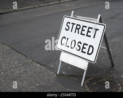 Un cartello con scritto "strada chiusa" Foto Stock