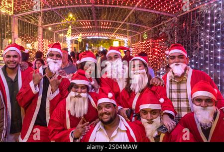 Mumbai, India. 24 dicembre 2024. MUMBAI, INDIA - 24 DICEMBRE: Mumbaikars Godetevi le decorazioni e le decorazioni natalizie serali durante il natale a Cartar Road, Bandra a Mumbai, India, martedì 24 dicembre, 2024. (foto di Satish Bate/Hindustan Times/Sipa USA) credito: SIPA USA/Alamy Live News Foto Stock