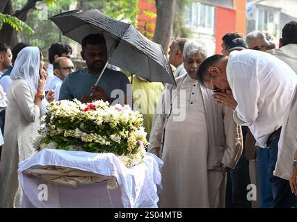 Mumbai, India. 24 dicembre 2024. MUMBAI, INDIA - 24 DICEMBRE: L'attore di Bollywood Boman Irani ha partecipato al funerale del veterano regista Shyam Benegal al Shivaji Park Crematorium Dadar il 24 dicembre 2024 a Mumbai, India. Shyam Benegal, che aveva 90 anni, è morto lunedì a causa di disturbi renali in ospedale. Diverse personalità del cinema si sono riunite per rendergli omaggio. (Foto di Raju Shinde/Hindustan Times/Sipa USA) credito: SIPA USA/Alamy Live News Foto Stock