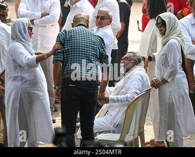 Mumbai, India. 24 dicembre 2024. MUMBAI, INDIA - 24 DICEMBRE: Il regista indiano Prahlad Kakkar ha partecipato al funerale del veterano regista Shyam Benegal al Shivaji Park Crematorium Dadar il 24 dicembre 2024 a Mumbai, India. Shyam Benegal, che aveva 90 anni, è morto lunedì a causa di disturbi renali mentre era in ospedale. Diverse personalità del cinema si sono riunite per rendergli omaggio. (Foto di Raju Shinde/Hindustan Times/Sipa USA) credito: SIPA USA/Alamy Live News Foto Stock