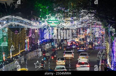 Kolkata, India. 24 dicembre 2024. KOLKATA, INDIA - 24 DICEMBRE: Park Street è addobbata per il Carnevale di Natale con decorazioni speciali il 24 dicembre 2024 a Kolkata, India. (Foto di Samir Jana/Hindustan Times/Sipa USA) credito: SIPA USA/Alamy Live News Foto Stock