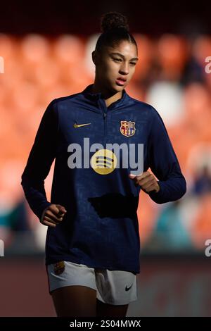 Valencia, Spagna. 15 dicembre 2024. Sydney Schertenleib guarda in azione durante la partita tra Valencia CF Women e FC Barcelona Women, settimana 13 della Liga F, allo stadio Mestalla. Punteggio finale; Valencia CF 0 : 1 FC Barcelona. (Foto di Omar Arnau/SOPA Images/Sipa USA) credito: SIPA USA/Alamy Live News Foto Stock