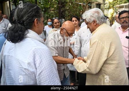 Mumbai, India. 24 dicembre 2024. MUMBAI, INDIA - 24 DICEMBRE: Lo sceneggiatore, paroliere e poeta indiano Javed Akhtar ha partecipato al funerale del veterano regista Shyam Benegal al Shivaji Park Crematorium Dadar il 24 dicembre 2024 a Mumbai, India. Shyam Benegal, che aveva 90 anni, è morto lunedì a causa di disturbi renali in ospedale. Diverse personalità del cinema si sono riunite per rendergli omaggio. (Foto di Raju Shinde/Hindustan Times/Sipa USA) credito: SIPA USA/Alamy Live News Foto Stock