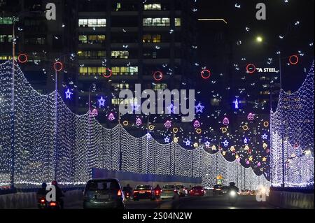 Kolkata, India. 24 dicembre 2024. KOLKATA, INDIA - 24 DICEMBRE: Il cavalcavia di Park Street è stato allestito per il Carnevale di Natale con speciali decorazioni luminose il 24 dicembre 2024 a Kolkata, India. (Foto di Samir Jana/Hindustan Times/Sipa USA) credito: SIPA USA/Alamy Live News Foto Stock