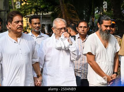 Mumbai, India. 24 dicembre 2024. MUMBAI, INDIA - 24 DICEMBRE: Poeta, paroliere e autore indiano, Gulzar ha partecipato al funerale del veterano regista Shyam Benegal al Shivaji Park Crematorium Dadar il 24 dicembre 2024 a Mumbai, India. Shyam Benegal, che aveva 90 anni, è morto lunedì a causa di disturbi renali mentre era in ospedale. Diverse personalità del cinema si sono riunite per rendergli omaggio. (Foto di Raju Shinde/Hindustan Times/Sipa USA) credito: SIPA USA/Alamy Live News Foto Stock