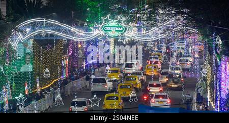 Kolkata, India. 24 dicembre 2024. KOLKATA, INDIA - 24 DICEMBRE: Park Street è addobbata per il Carnevale di Natale con decorazioni speciali il 24 dicembre 2024 a Kolkata, India. (Foto di Samir Jana/Hindustan Times/Sipa USA) credito: SIPA USA/Alamy Live News Foto Stock
