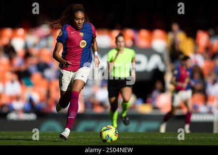 Valencia, Spagna. 15 dicembre 2024. Salma Paralluelo del FC Barcelona visto in azione durante la partita tra Valencia CF Women e FC Barcelona Women, settimana 13 della Liga F, allo stadio Mestalla. Punteggio finale; Valencia CF 0 : 1 FC Barcelona. (Foto di Omar Arnau/SOPA Images/Sipa USA) credito: SIPA USA/Alamy Live News Foto Stock